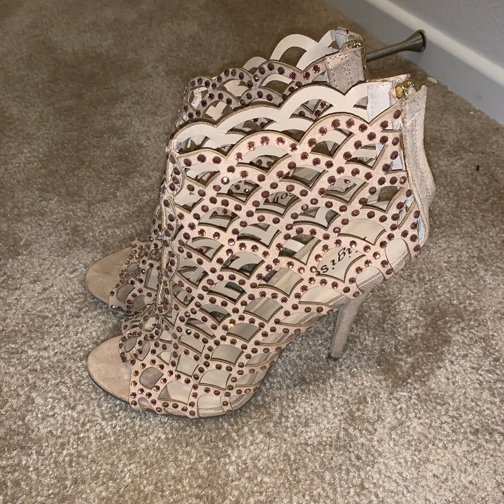 Beautiful heels - Picture 2 of 4